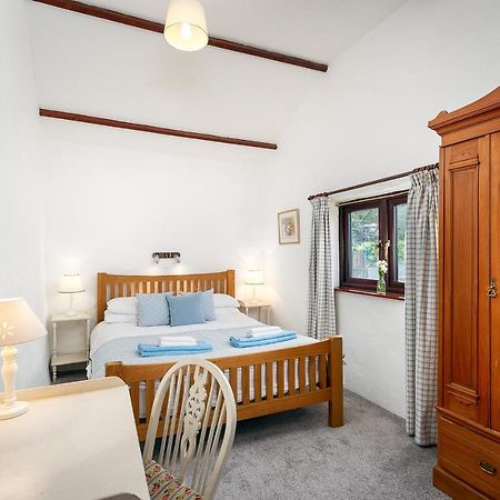 The Snug At Cornish Barn Holidays Труро Экстерьер фото